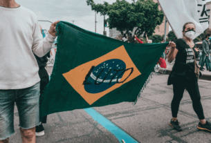 Manifestantes invadem Congresso e tentam entrar no Planalto