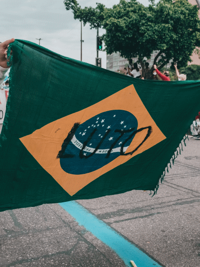 Manifestantes invadem Congresso e tentam entrar no Planalto